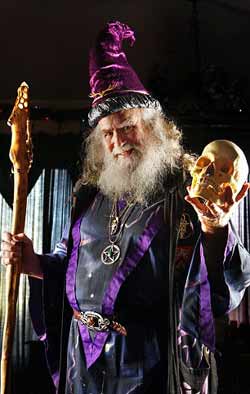 美國老人辦全球唯一注冊魔法學校