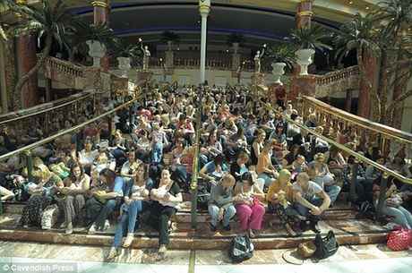 終極快閃：英百名媽媽當眾喂奶