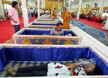 泰國寺廟辦重生儀式幫人除厄運