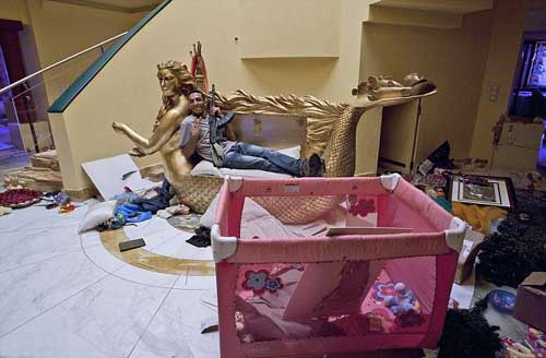 卡扎菲住所驚現“我親愛的”賴斯相冊