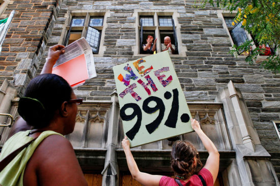 “占領華爾街”示威者轉戰(zhàn)富豪大宅