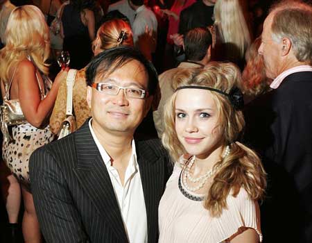 美國“拉皮條派對”進軍英國 數千女子等候