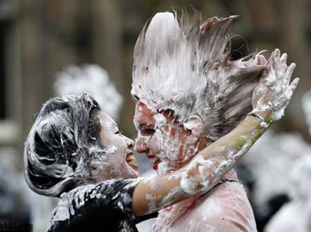 英國高校上演“泡沫大戰”