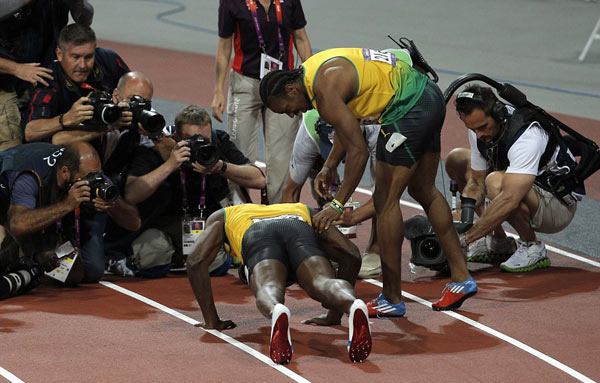 閃電博爾特“雙衛冕” 賽場自拍輝煌瞬間