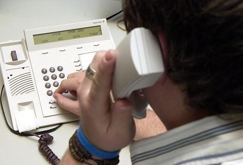 看英國男子如何接推銷電話賺錢