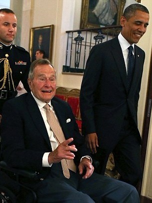 發言人看錯新聞 老布什哀悼曼德拉“去世”