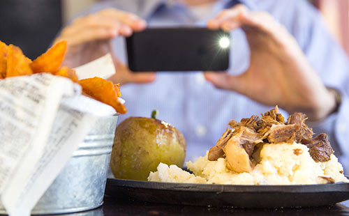 研究:不做食物拍客我們會吃的更開心