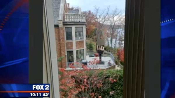 美國男子不滿被戴“綠帽” 搬進前妻隔壁豎中指雕像