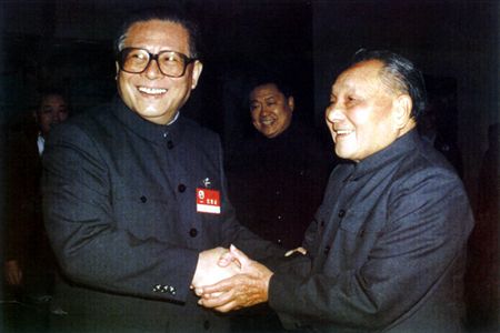 歷屆領(lǐng)導(dǎo)人的“中山裝”情緣（多圖）