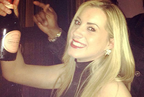 意外之財從天降 金發女郎購物忙