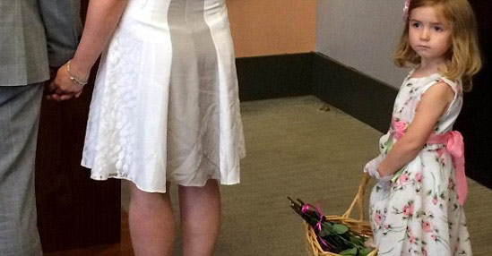 四歲可愛小女孩市政廳亮招牌求當花童(組圖)