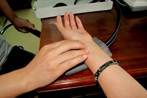 西醫(yī)懸賞5萬(wàn)挑戰(zhàn)中醫(yī)“號(hào)脈驗(yàn)孕”