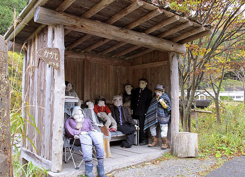 日本稻草人村:“居民”多為布偶