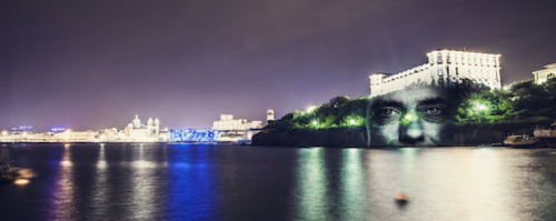 法驚現人臉燈光投影 巖石樹木皆成藝術品