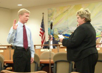 22-year-old elected mayor <BR>22歲大學(xué)生當(dāng)市長(zhǎng)(圖)