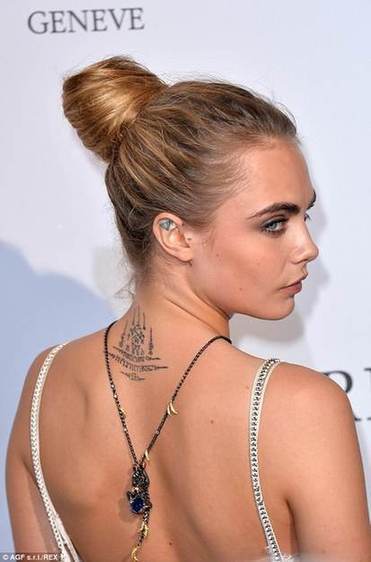 項(xiàng)鏈已經(jīng)OUT啦，現(xiàn)在最I(lǐng)N的是“背鏈”