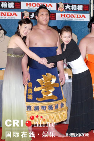 Vivian and Teng Shin get blessing hugs