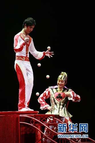 Chinese acrobatics dazzle Canada