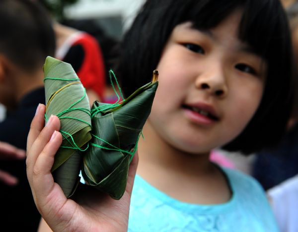 A blessing from ancient times -- Snapshots of Chinese Dragon Boat Festival