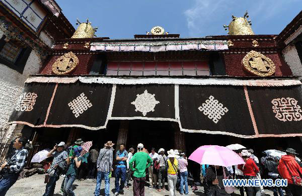 More tourists visit Tibet