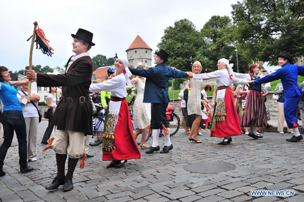 Enjoy folk dance in Estonia