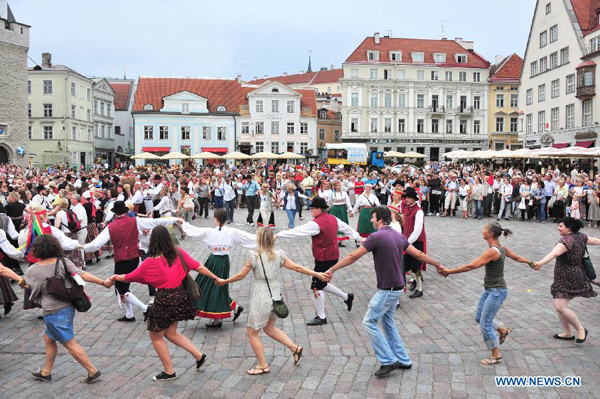 Enjoy folk dance in Estonia