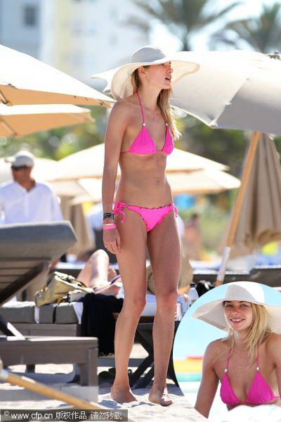 Star Tracks in March:Gwen Stefani takes her boys out