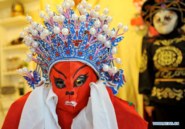 3 years old Sichuan Opera face change performer