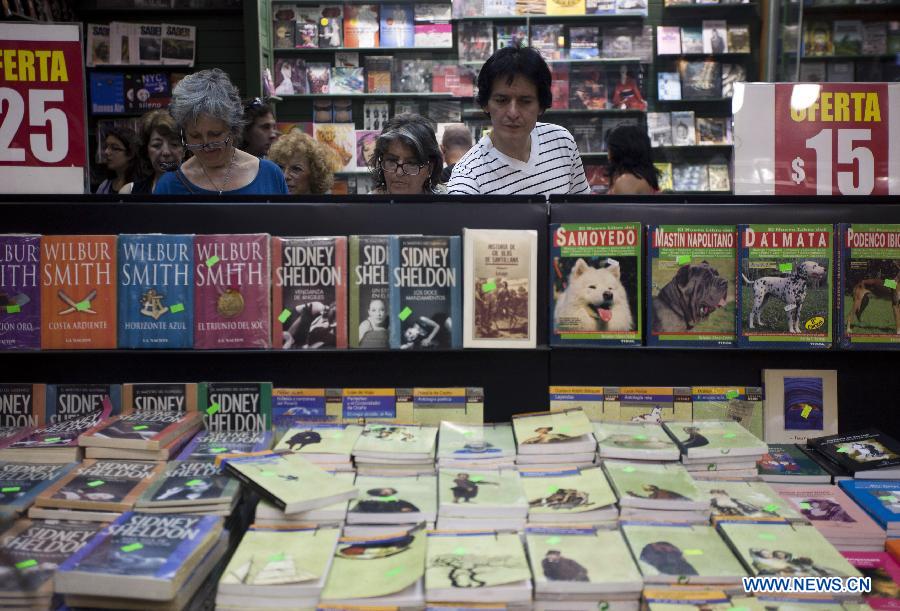 Residents visit a bookstore during the 6th Night of the Libraries event, in Buenos Aires, capital of Argentina, on Dec. 15, 2012. 6th Night of the Libraries event held in Buenos Aires