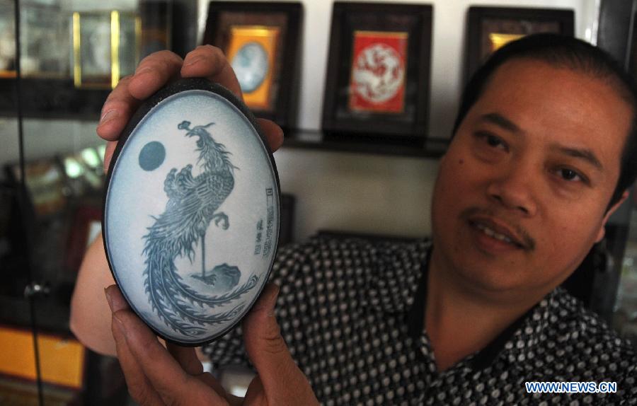 Egg carving handicrafts made by Chinese villager