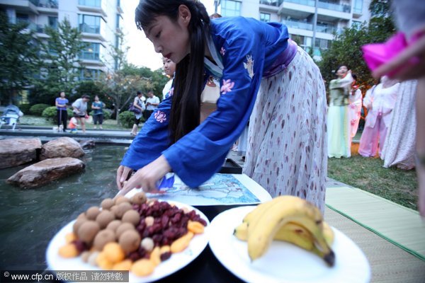 People wearing period costumes pray in Nanjing, Jiangsu province, on Aug 11, 2013. Celebrating Chinese Valentine's Day