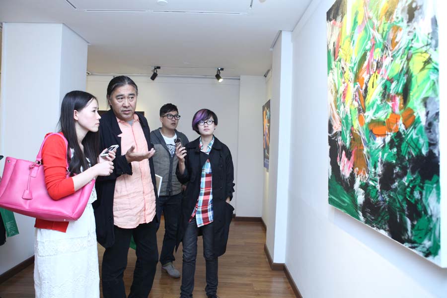 Desert-themed oil painting exhibition opens in Beijing