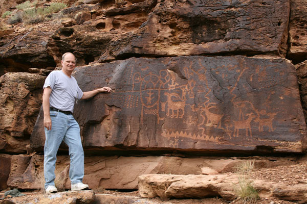 When hiking in Utah with his family, John Ruskamp was captivated by a drawing on a rock with a heavy patina of age. Photos provided to China Daily History etched in stone