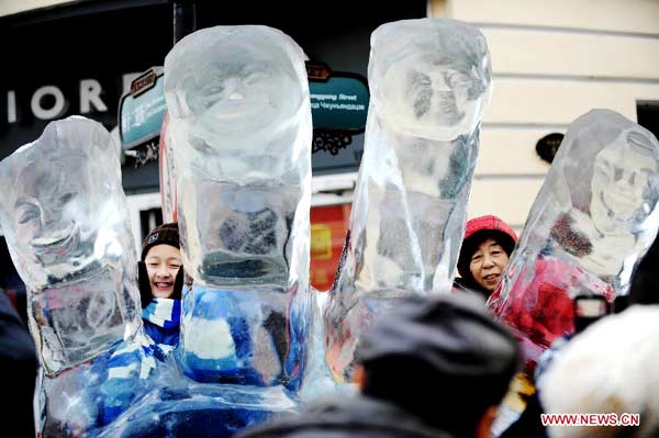 People enjoy ice sculptures in Harbin