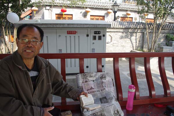 Trash man Li Jing’ang becomes an online celebrity thanks to a video of him talking to foreigners in fluent English, and eagerly teaching pedestrians oral English. Zhang Yue / China Daily Chinese teacher visits Shakespeare's hometown