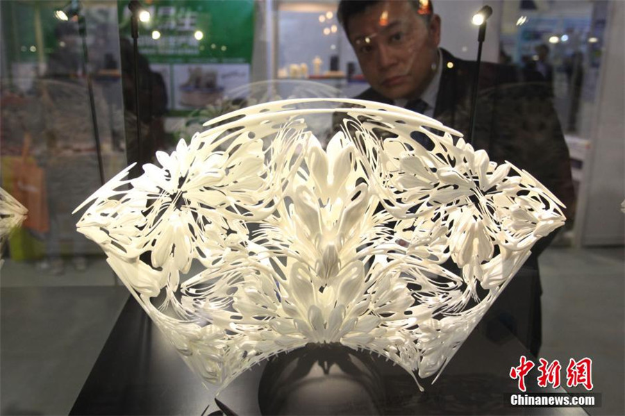 Wedding dresses made by 3D printer attract attention