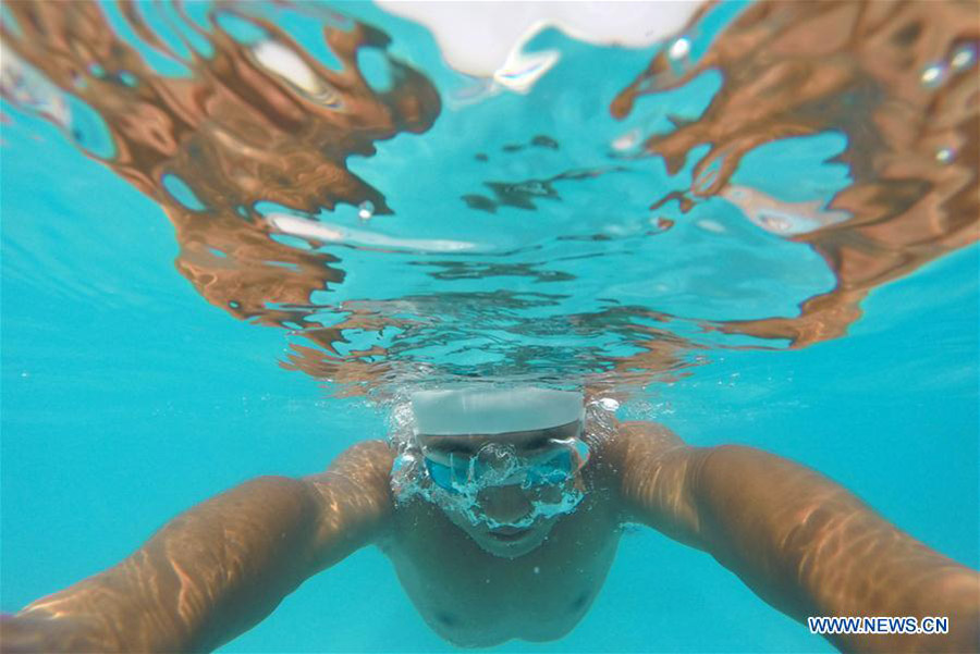 People enjoy summer leisure across China