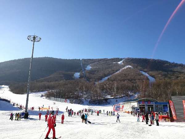 Beidahu Ski Resort attracts snow lovers
