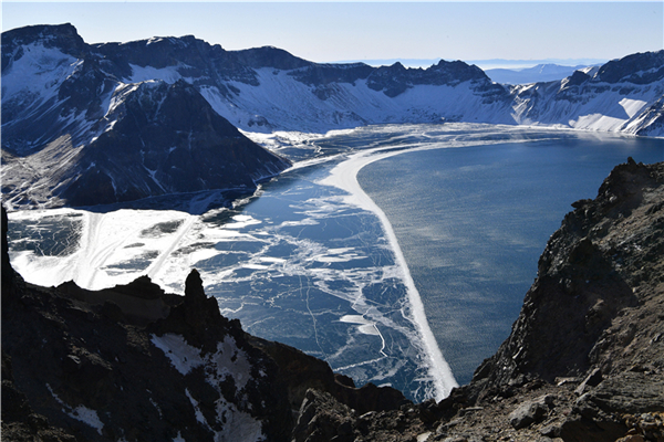 Scenic Tianchi Lake begins to freeze