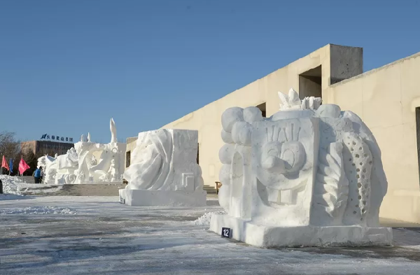 University student snow sculpture contest held in Changchun