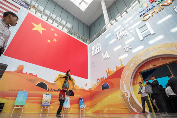 人在世博丨“翻作花間舞 偶旋扇底風”