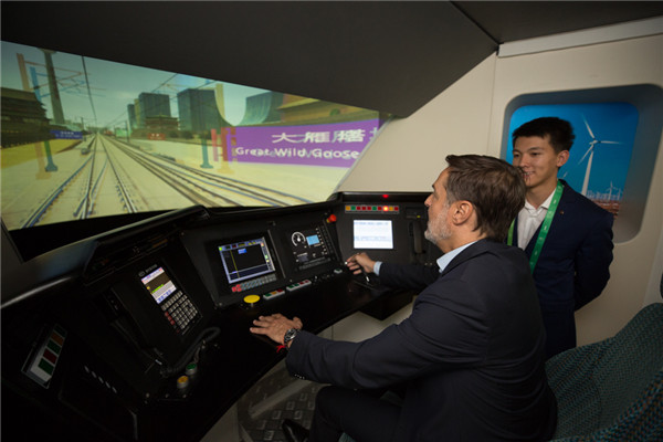 委內(nèi)瑞拉副外長(zhǎng)普拉森西亞參觀中國(guó)館