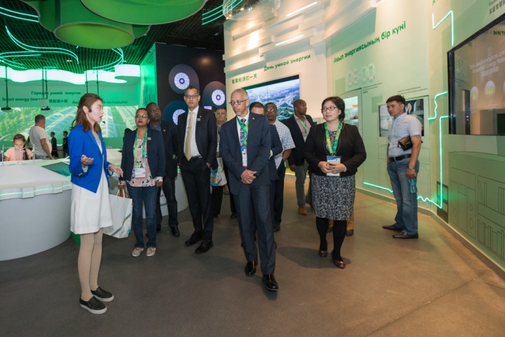 巴巴多斯工業(yè)部部長、圭亞那商務(wù)部部長等參觀中國館