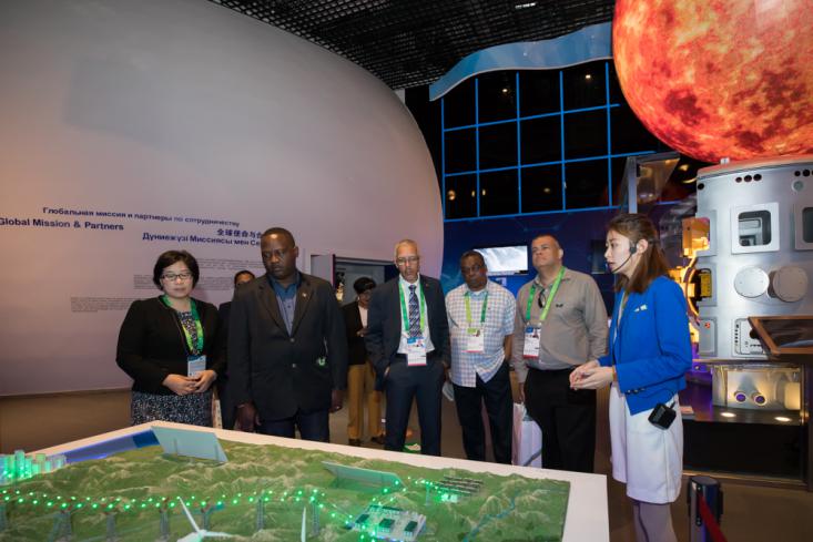 巴巴多斯工業(yè)部部長、圭亞那商務(wù)部部長等參觀中國館