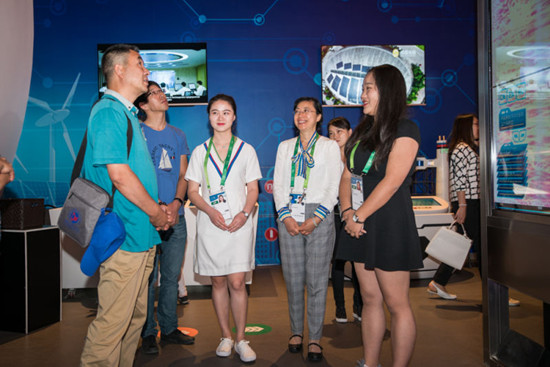 我駐阿拉木圖總領(lǐng)館副總領(lǐng)事郭心橋一行參觀阿斯塔納世博會(huì)中國館