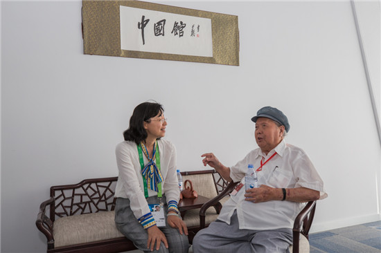 我國當代著名畫家、中國美術家協會原副主席劉文西參觀中國館并題詞： “為世界人民美好未來而奮斗”