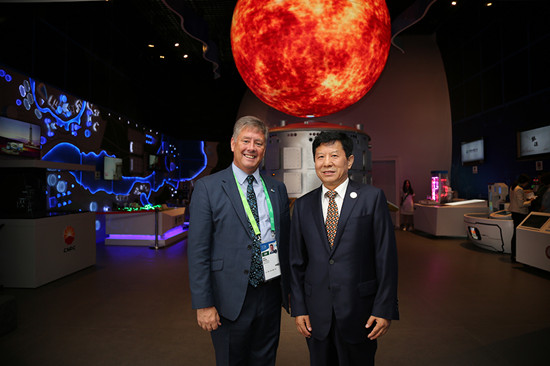 蘇格蘭經(jīng)濟(jì)部部長(zhǎng)一行參觀中國(guó)館