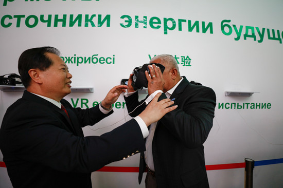 斐濟總理姆拜尼馬拉馬參觀中國館：期待合作新機遇