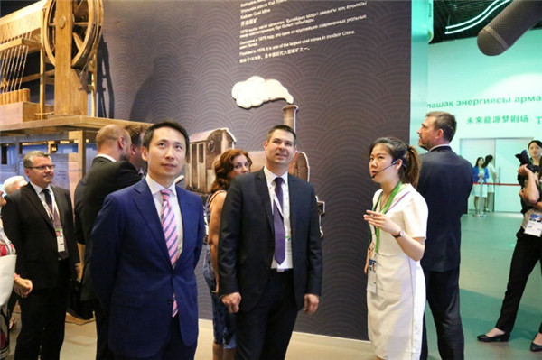 捷克工商部部長吉里•哈弗里賽克參觀中國館：中國日益展現(xiàn)負責任大國形象，新能源技術將受益全球