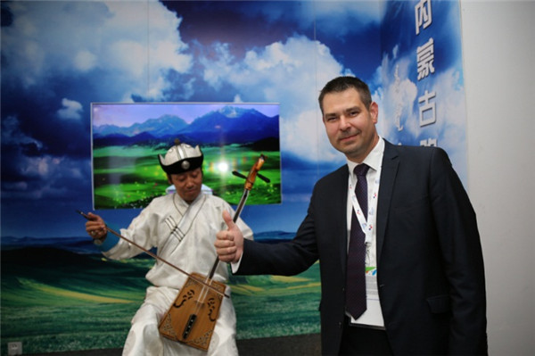 捷克工商部部長吉里•哈弗里賽克參觀中國館：中國日益展現(xiàn)負責任大國形象，新能源技術將受益全球